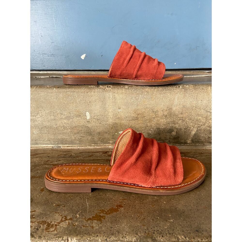 Musse & Cloud “Kennice” rust suede slide sandal with ruched styling - Picture 2 of 9